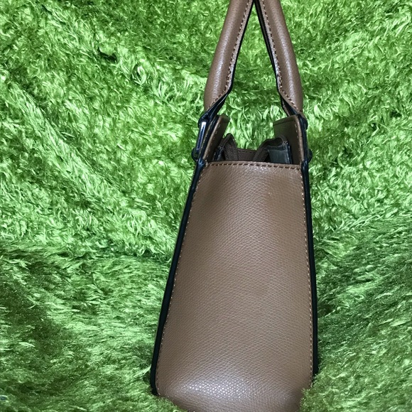 Cross body bag or a hand bag - Picture 2 of 6